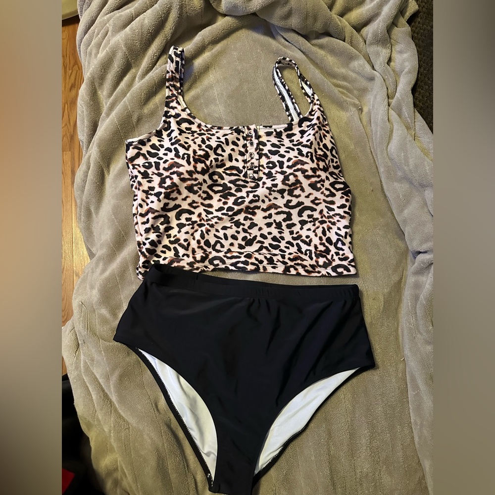 NWOT leopard cropped tankini